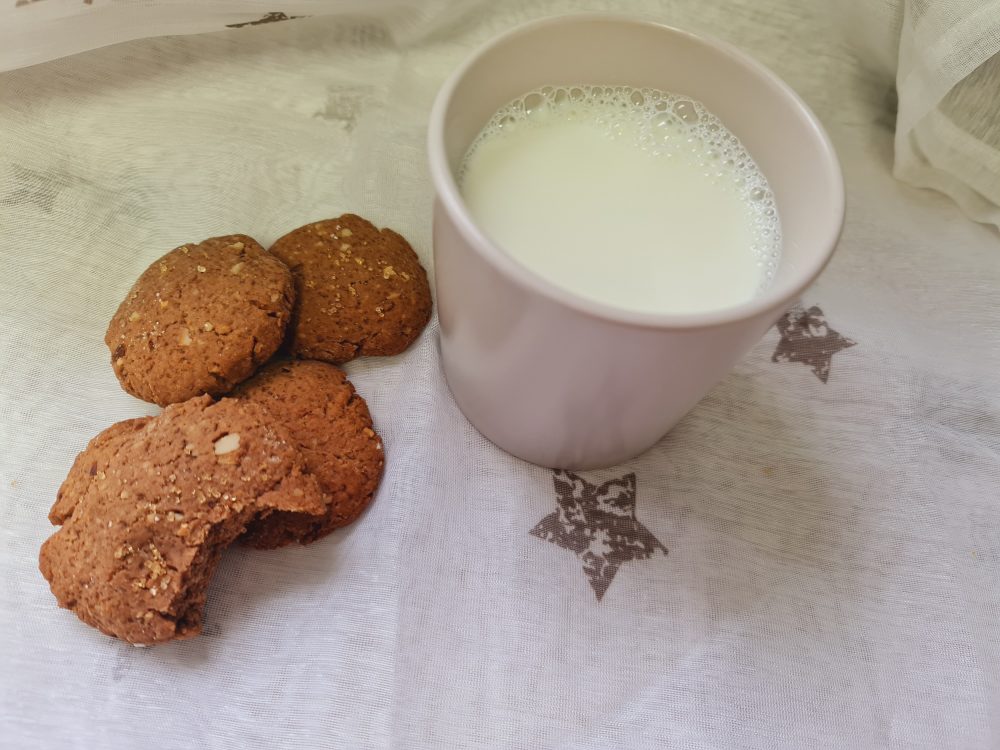 biscuiti turta dulce cu migdale de Craciun
